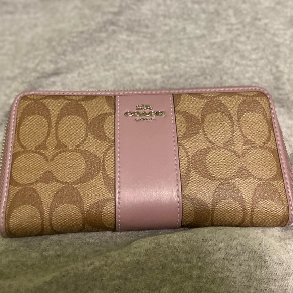 Like New Signature coach wallet - Picture 5 of 5